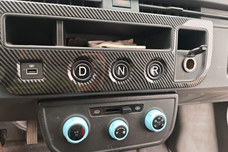 Used Farizon Xingxiang V 2022 Star Enjoy V6E Value Edition Long Wheelbase Ningde – 41.86 kWh Gear Lever