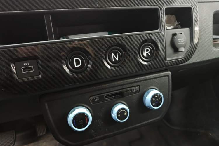 Used Farizon Xingxiang V 2022 Star Enjoy V6E Value Edition Long Wheelbase Ningde – 41.86 kWh Gear Lever