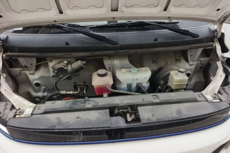 Used Farizon Xingxiang V  Engine Bay