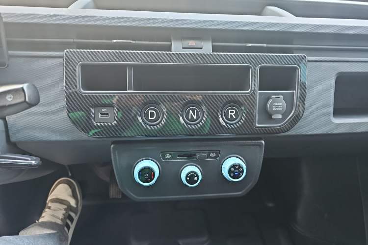 Used Farizon Xingxiang V 2023 V6E Ningde Times 41.86kWh Value Edition Audio And AC Panel