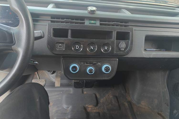 Used Farizon Xingxiang V 2023 V6E Guoxuan Hi-Tech 38.7 kWh Value Edition Audio And AC Panel