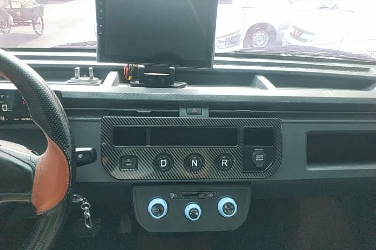 Used Farizon Xingxiang V 2023 V6E PLUS Ningde Era 41.86kWh 3rd-Generation Battery Pack – Premium Edition Audio And AC Panel