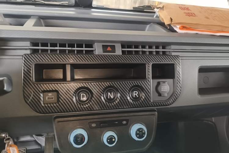 Used Farizon Xingxiang V 2023 V6E PLUS Ningde Era 41.86kWh 3rd-Generation Battery Pack – Value Edition Audio And AC Panel