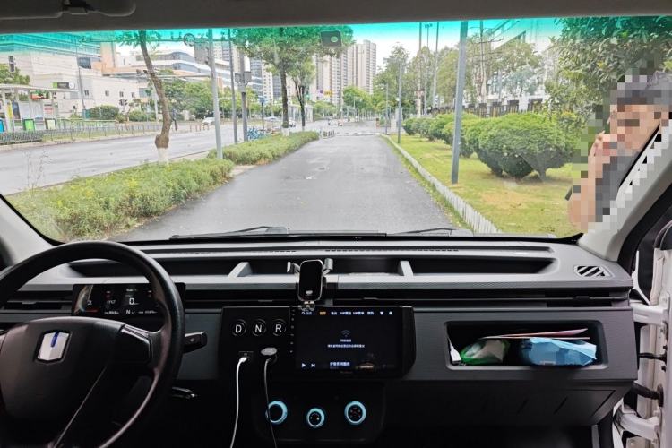 Used Farizon Xingxiang V 2023 V6E Zhonghang Lithium Battery 38.64kWh Value Edition Center Console