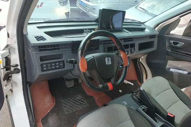 Used Farizon Xingxiang V 2023 V6E PLUS Ningde Era 41.86kWh 3rd-Generation Battery Pack – Premium Edition Center Console