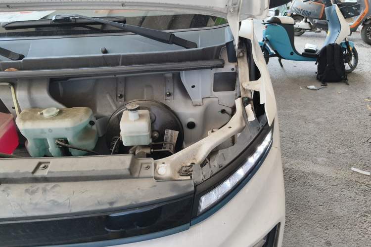 Used Farizon Xingxiang V 2023 V5E AVIC Lithium Battery 38.64kWh Deluxe Edition Engine Bay Left