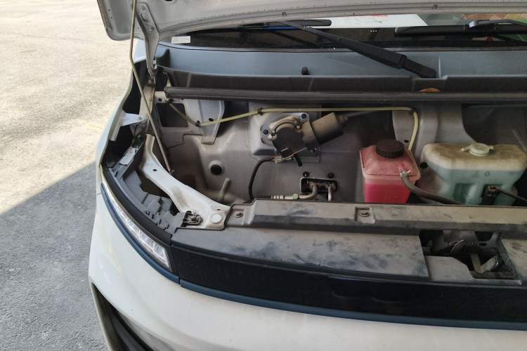 Used Farizon Xingxiang V 2023 V5E AVIC Lithium Battery 38.64kWh Deluxe Edition Engine Bay Right