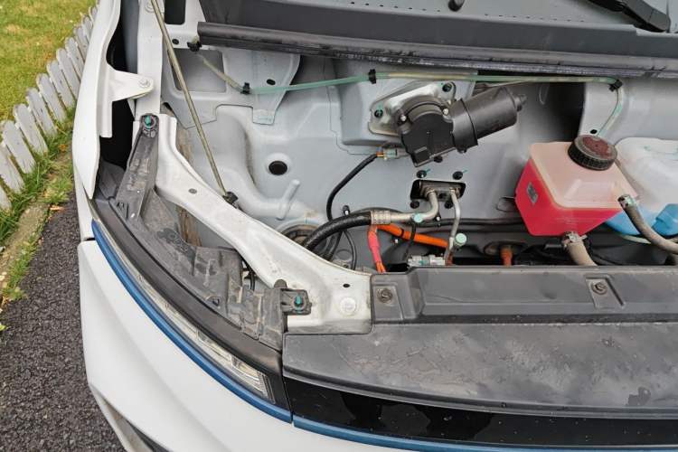 Used Farizon Xingxiang V 2023 V6E Zhonghang Lithium Battery 38.64kWh Value Edition Engine Bay Right