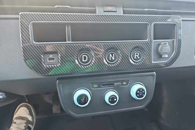 Used Farizon Xingxiang V 2023 V6E Ningde Times 41.86kWh Value Edition Gear Lever