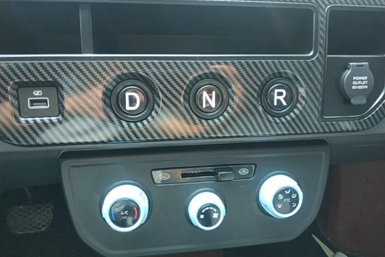 Used Farizon Xingxiang V 2023 V6E PLUS Ningde Era 41.86kWh 3rd-Generation Battery Pack – Premium Edition Gear Lever