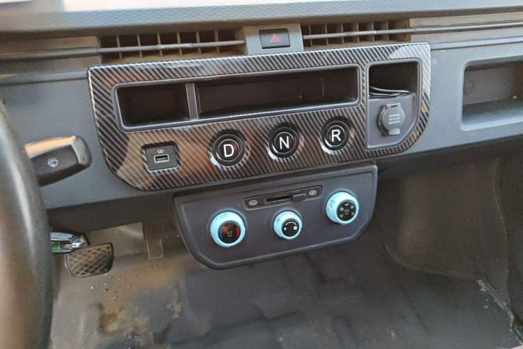 Used Farizon Xingxiang V 2023 V6E PLUS Evey Lithium Energy 41.86kWh Value Edition Gear Lever