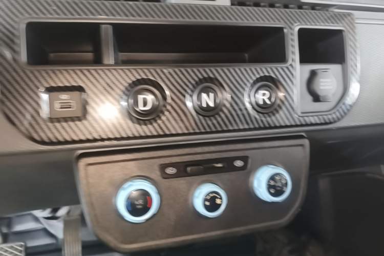 Used Farizon Xingxiang V 2023 V6E PLUS Ningde Era 41.86kWh 3rd-Generation Battery Pack – Value Edition Gear Lever