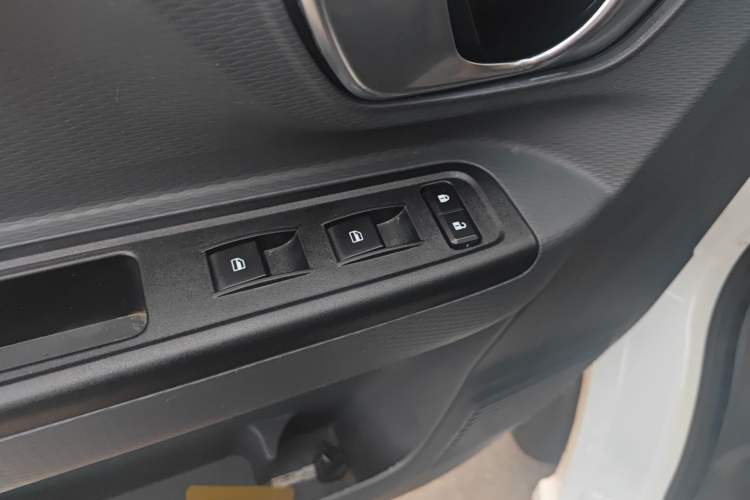 Used Farizon Xingxiang V 2023 V6E Ningde Times 41.86kWh Value Edition Interior 10