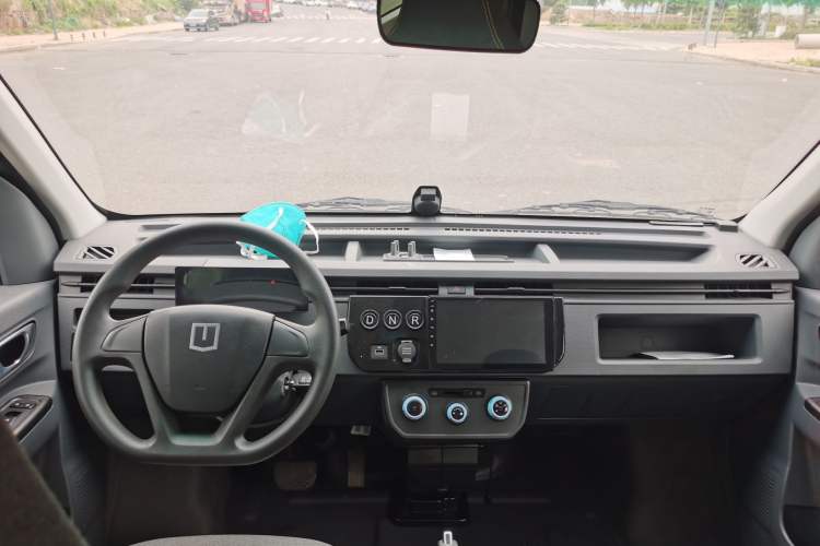 Used Farizon Xingxiang V 2023 V6E Guoxuan 41.93 kWh Feature Edition JHC6480BEV51 Interior 3