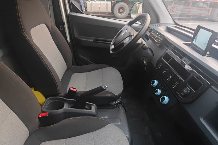 Used Farizon Xingxiang V 2023 V6E Ningde Times 41.86kWh Value Edition Interior 4