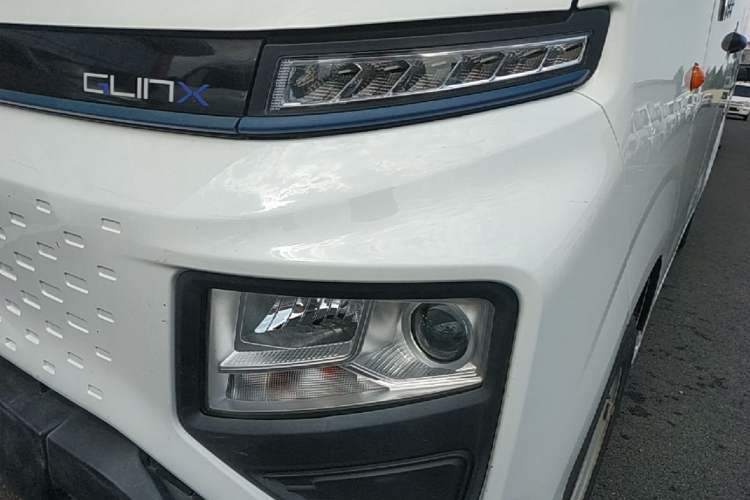 Used Farizon Xingxiang V 2023 V6E PLUS Ningde Era 41.86kWh 3rd-Generation Battery Pack – Premium Edition Left Front Headlight
