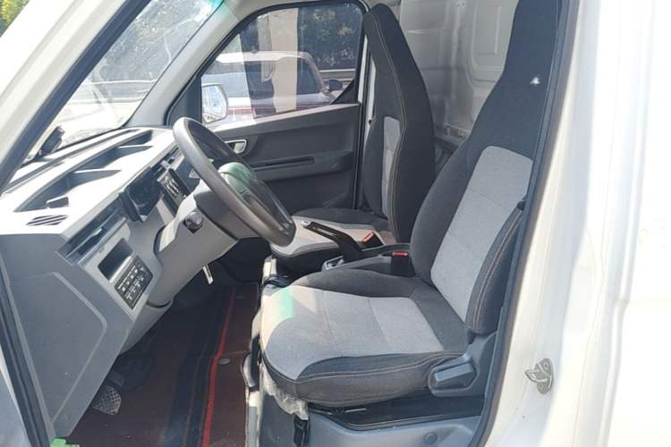 Used Farizon Xingxiang V 2023 V6E Guoxuan Hi-Tech 41.93 kWh Value Edition Left Front Seat