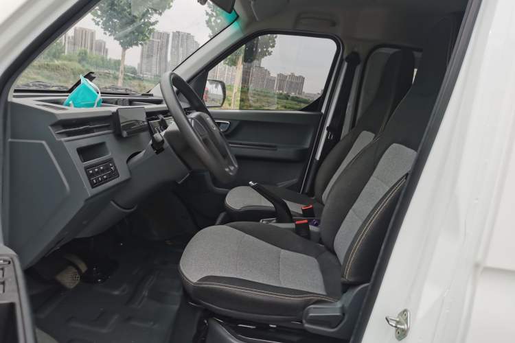 Used Farizon Xingxiang V 2023 V6E Guoxuan 41.93 kWh Feature Edition JHC6480BEV51 Left Front Seat