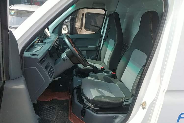Used Farizon Xingxiang V 2023 V6E PLUS Ningde Era 41.86kWh 3rd-Generation Battery Pack – Premium Edition Left Front Seat