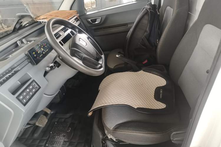 Used Farizon Xingxiang V 2023 V6E PLUS Ningde Era 41.86kWh 3rd-Generation Battery Pack – Value Edition Left Front Seat