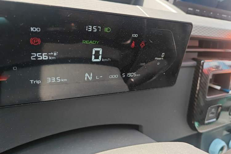 Used Farizon Xingxiang V 2023 V6E Ningde Times 41.86kWh Value Edition Odometer Close Up