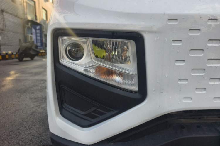 Used Farizon Xingxiang V 2023 V6E PLUS Guoxuan High-Tech 41.93 kWh Value Edition Right Front Headlight