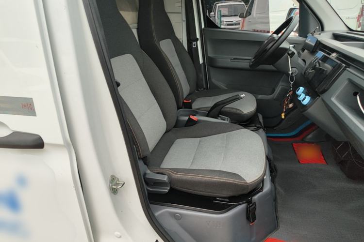 Used Farizon Xingxiang V 2023 V6E Guoxuan Hi-Tech 41.93 kWh Value Edition Right Front Seat