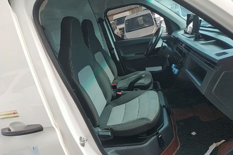 Used Farizon Xingxiang V 2023 V6E PLUS Ningde Era 41.86kWh 3rd-Generation Battery Pack – Premium Edition Right Front Seat