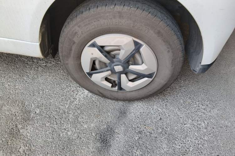 Used Farizon Xingxiang V 2023 V5E AVIC Lithium Battery 38.64kWh Deluxe Edition Right Front Wheel Hub
