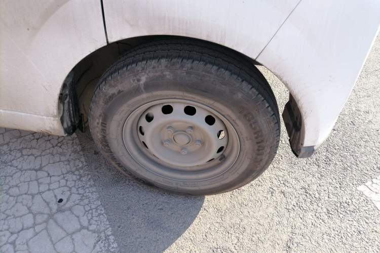 Used Farizon Xingxiang V 2023 V6E Guoxuan Hi-Tech 38.7 kWh Value Edition Right Front Wheel Hub