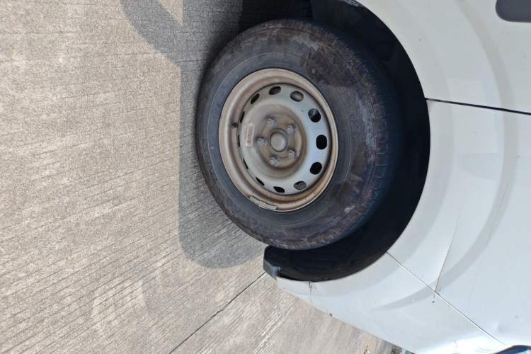 Used Farizon Xingxiang V 2023 V5E AVIC Lithium Battery 38.64kWh Value Edition Right Front Wheel Hub