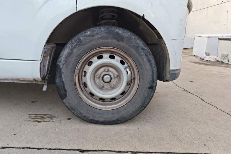 Used Farizon Xingxiang V 2023 V6E PLUS Evey Lithium Energy 41.86kWh Value Edition Right Front Wheel Hub