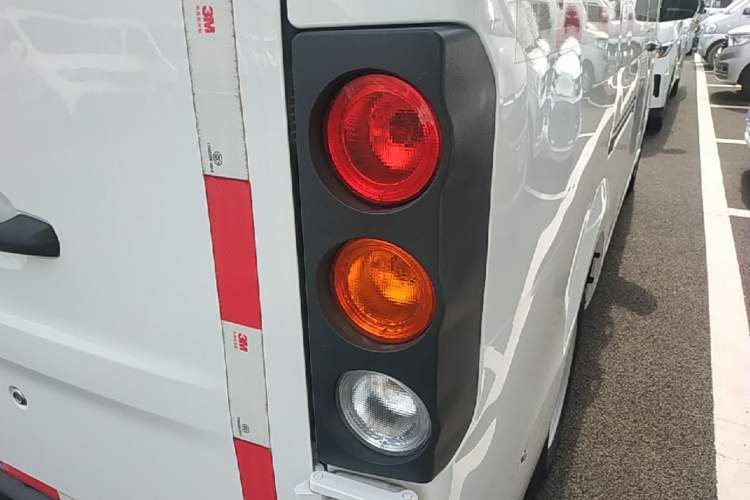 Used Farizon Xingxiang V 2023 V6E PLUS Ningde Era 41.86kWh 3rd-Generation Battery Pack – Premium Edition Right Rear Taillight