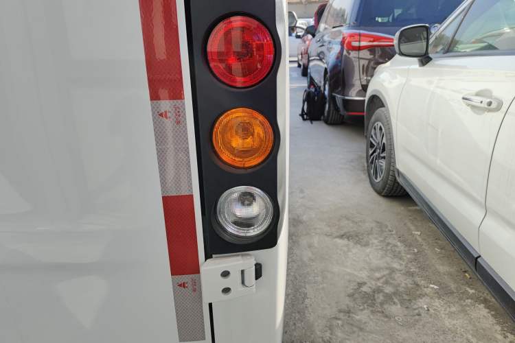 Used Farizon Xingxiang V 2023 V6E Zhonghang Lithium Battery 38.64kWh Value Edition Right Rear Taillight