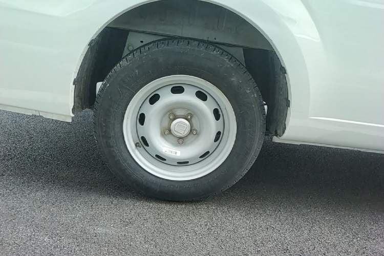 Used Farizon Xingxiang V 2023 V6E PLUS Ningde Era 41.86kWh 3rd-Generation Battery Pack – Premium Edition Right Rear Wheel Hub