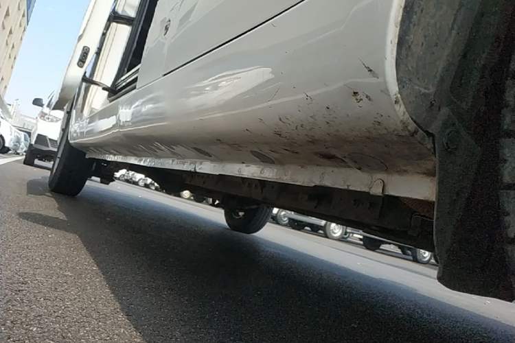 Used Farizon Xingxiang V 2023 V6E PLUS Ningde Era 41.86kWh 3rd-Generation Battery Pack – Premium Edition Right Side Sill