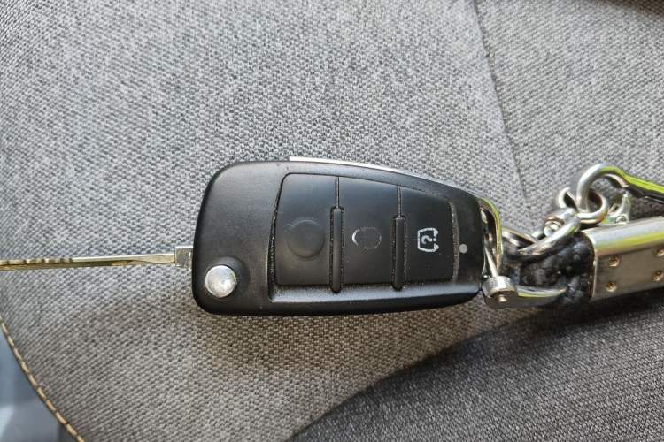 Used Farizon Xingxiang V 2023 V5E AVIC Lithium Battery 38.64kWh Deluxe Edition Vehicle Key