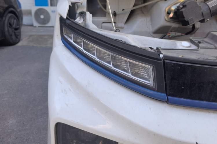 Used Farizon Xingxiang V 2024 Star Enjoy V6E Feature Edition with CATL 41.86 kWh Right Front Headlight