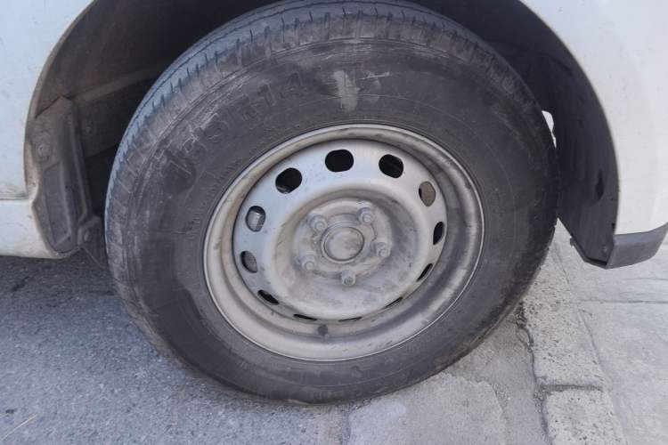 Used Farizon Xingxiang V 2024 Star Enjoy V6E Feature Edition with CATL 41.86 kWh Right Front Wheel Hub