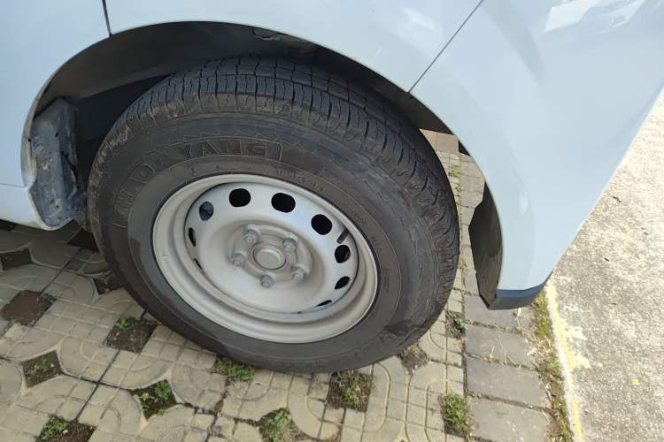 Used Farizon Xingxiang V 2024 Star Enjoy V6E Feature Edition with CATL 41.86 kWh Right Front Wheel Hub