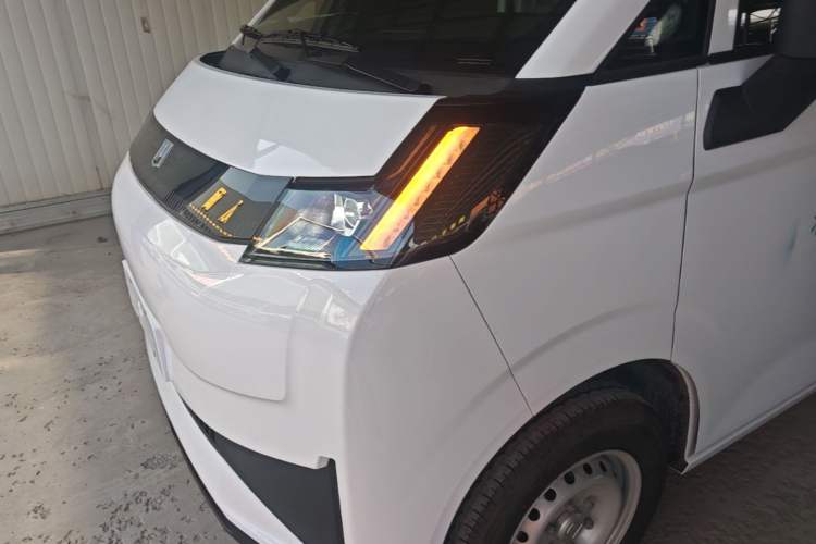 Used Farizon Xingxiang V 2025 Xingxiang V7E Smart Edition, Ewei 51.52 kWh Left Front Headlight