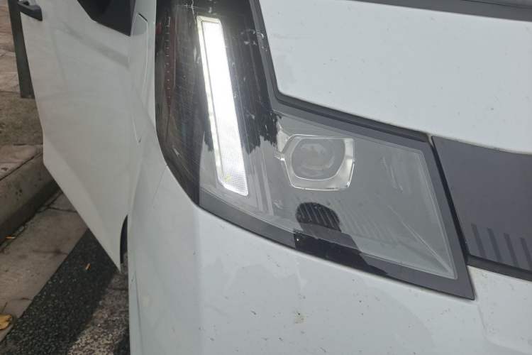 Used Farizon Xingxiang V 2025 Xingxiang V7E Functional Edition, Smart Edition, CATL 50.2kWh Right Front Headlight