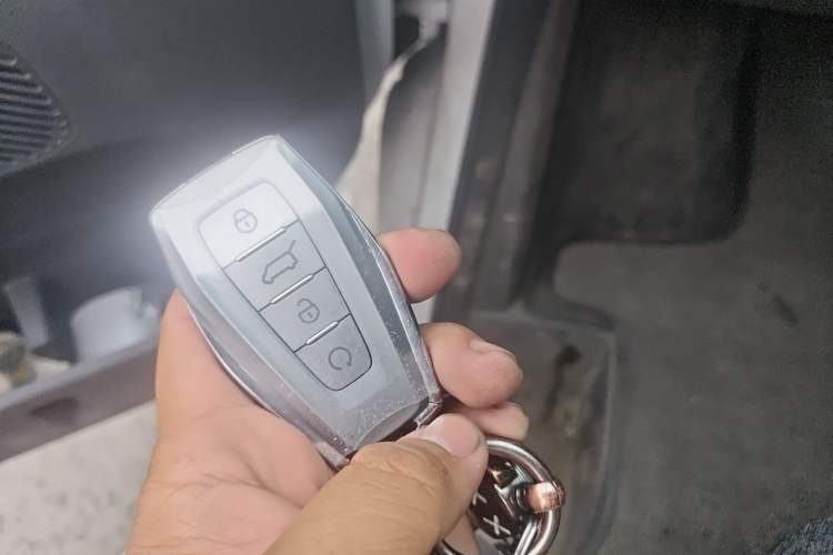 Used Farizon Xingxiang V 2025 V8E—Smart Edition 360km Vehicle Key