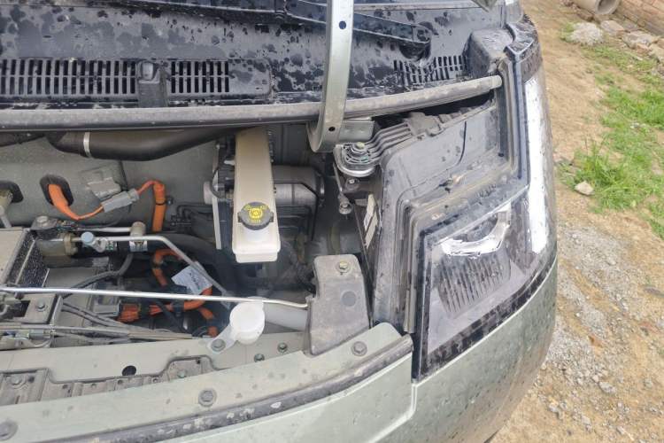 Used Farizon Xingxiang V  Engine Bay Left