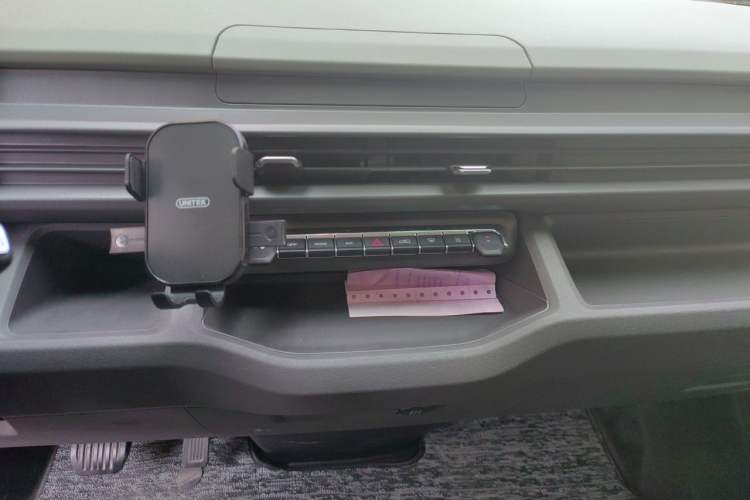 Used Farizon Xingxiang V 2026 Model V8E—Smart Function Edition 450km Audio And AC Panel