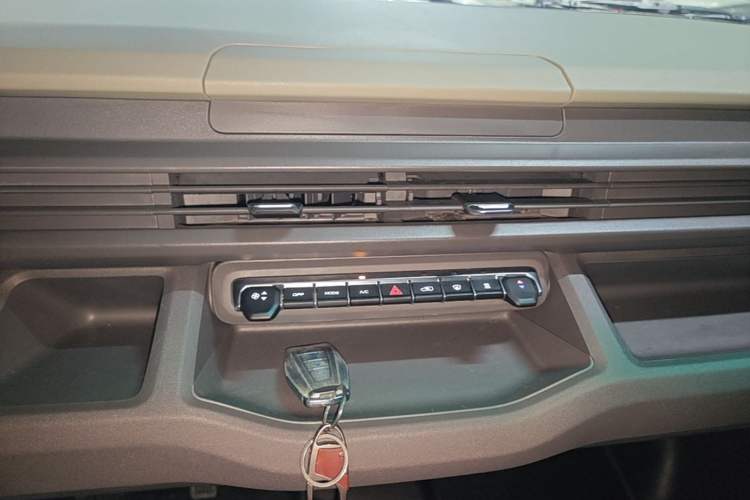 Used Farizon Xingxiang V 2026 Model V8E—Smart Function Edition 450km Audio And AC Panel