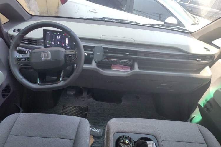 Used Farizon Xingxiang V 2026 Model V8E—Smart Function Edition 450km Center Console