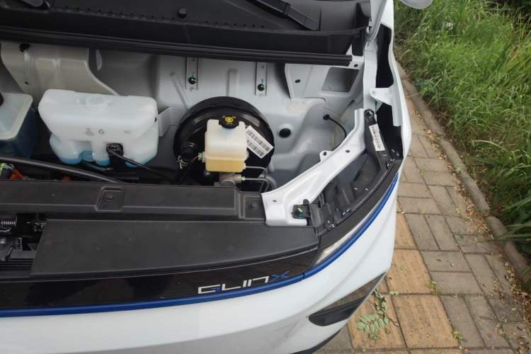Used Farizon Xingxiang V  Engine Bay Left