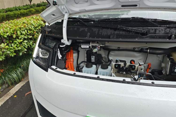 Used Farizon Xingxiang V 2026 Model V8E—Smart Function Edition 450km Engine Bay Right
