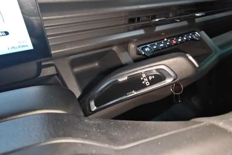 Used Farizon Xingxiang V 2026 Model V8E—Smart Function Edition 450km Gear Lever